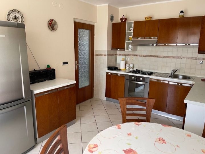 Srdoči - Stanovanje z Balkonom in Shrambnim Prostorom