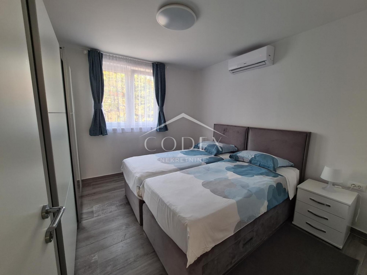 Dramalj - hiša z apartmaji z morskim razgledom naprodaj