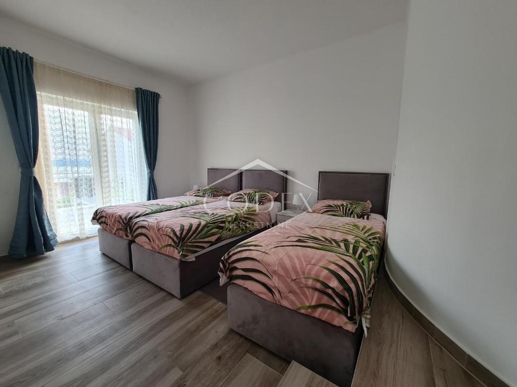 Dramalj - hiša z apartmaji z morskim razgledom naprodaj