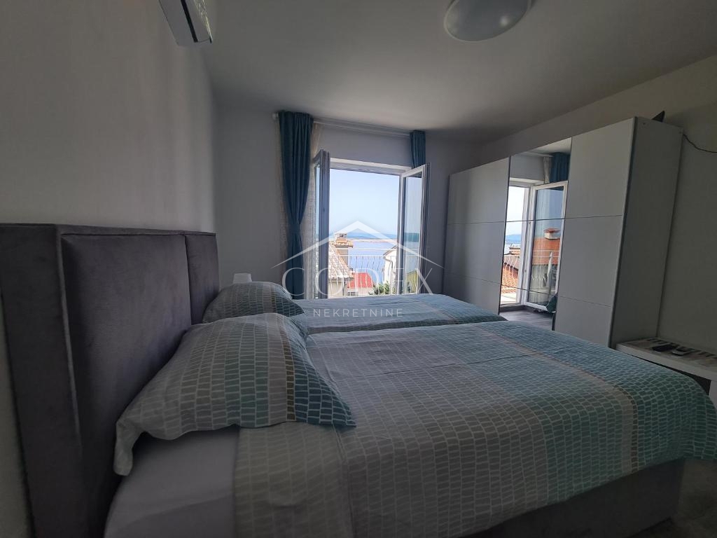 Dramalj - hiša z apartmaji z morskim razgledom naprodaj