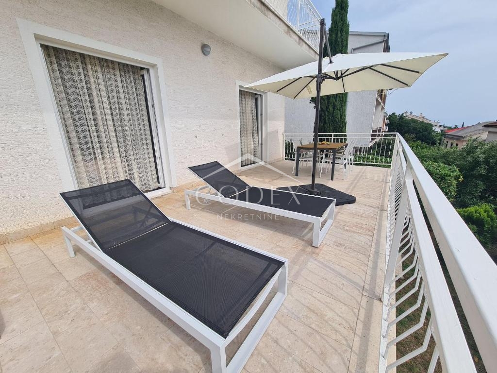 Dramalj - hiša z apartmaji z morskim razgledom naprodaj