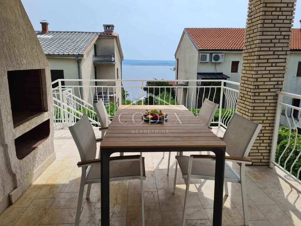 Dramalj - hiša z apartmaji z morskim razgledom naprodaj