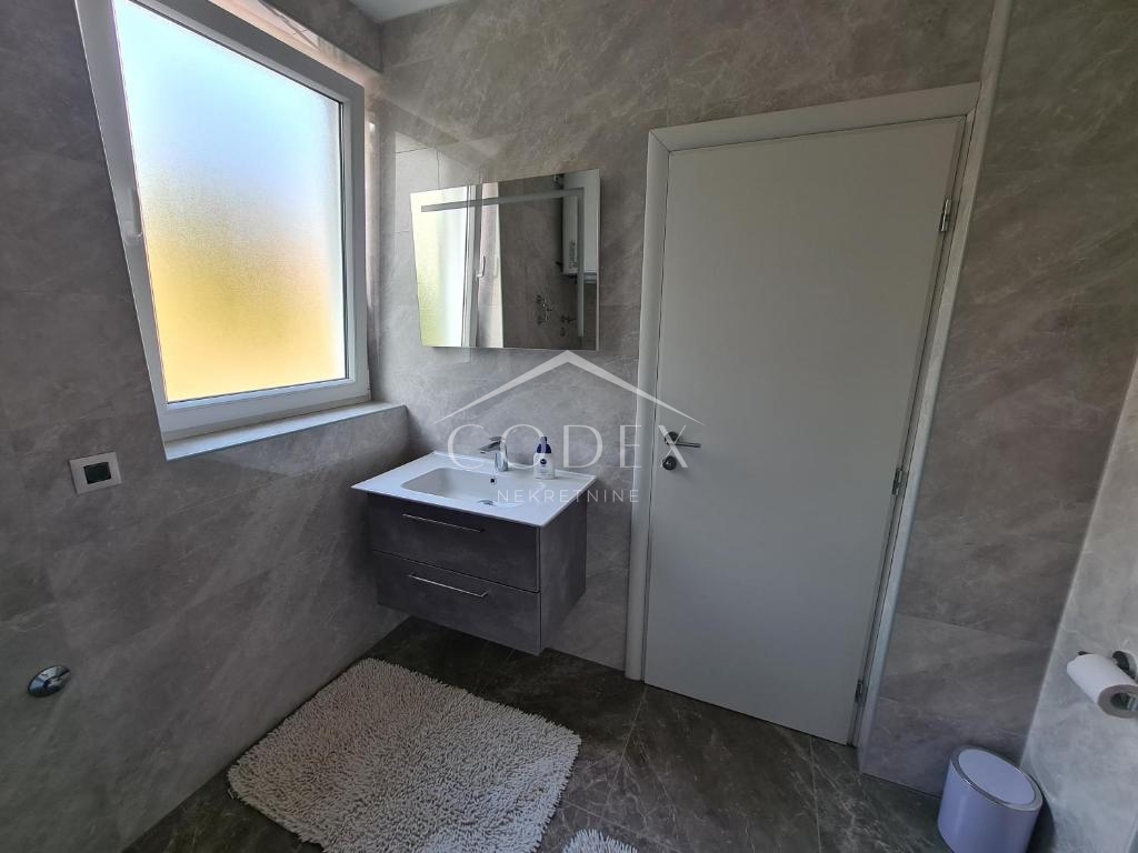 Dramalj - hiša z apartmaji z morskim razgledom naprodaj