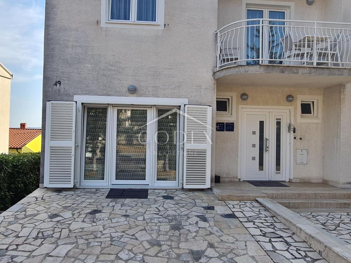 Dramalj - hiša z apartmaji z morskim razgledom naprodaj