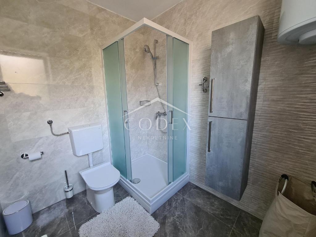 Dramalj - hiša z apartmaji z morskim razgledom naprodaj