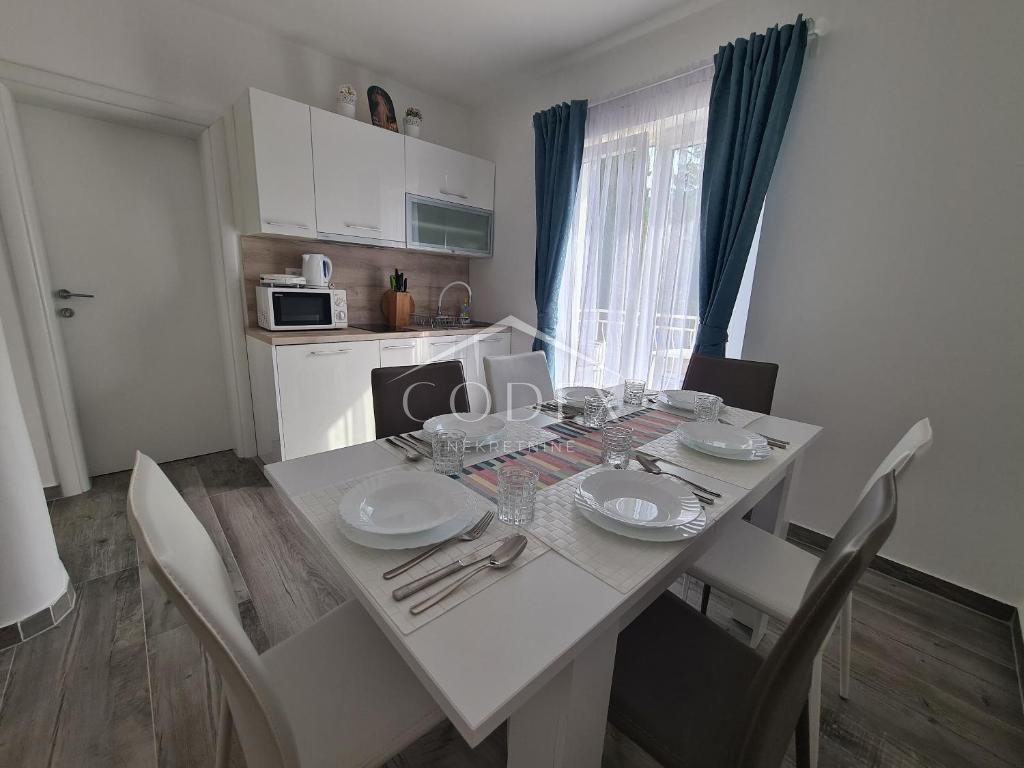 Dramalj - hiša z apartmaji z morskim razgledom naprodaj