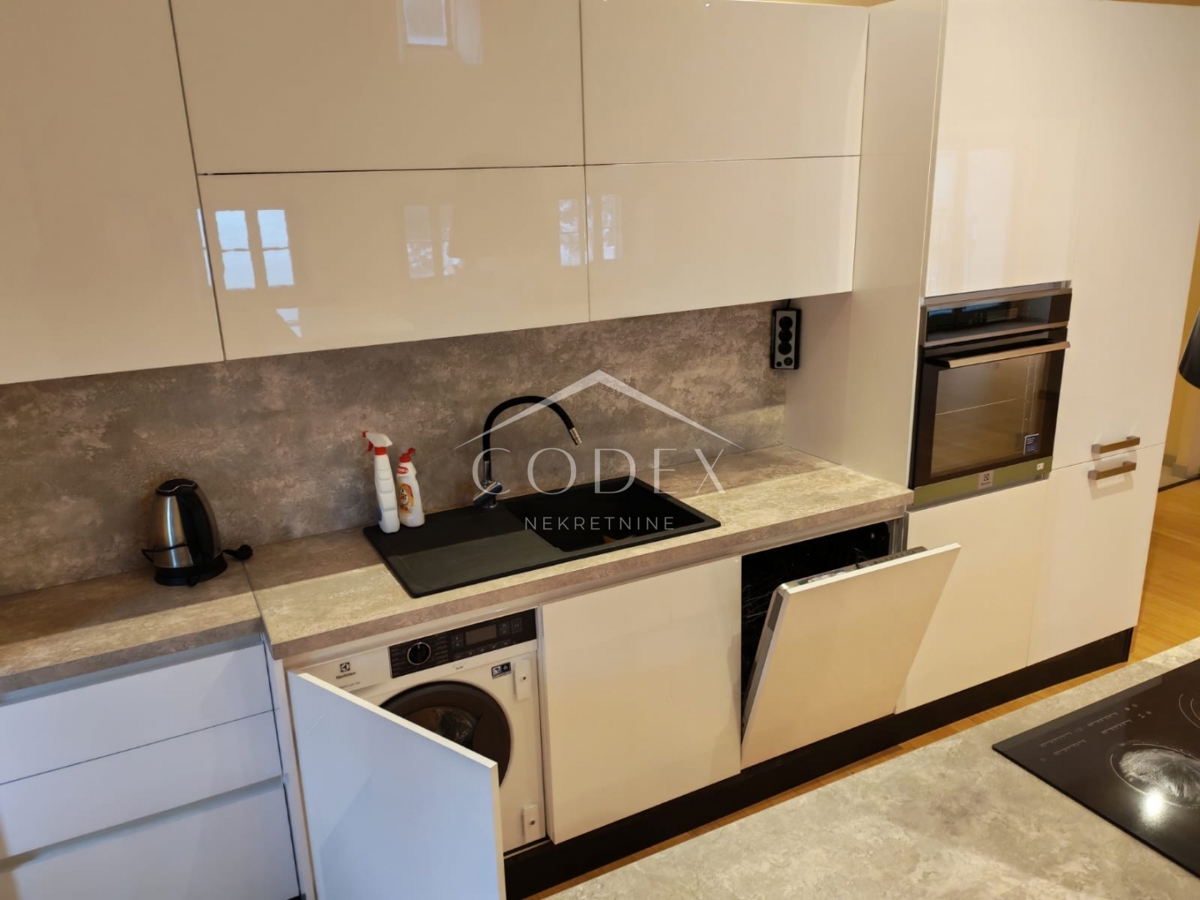 Opatija – stanovanje v zgodovinski vili v samem središču