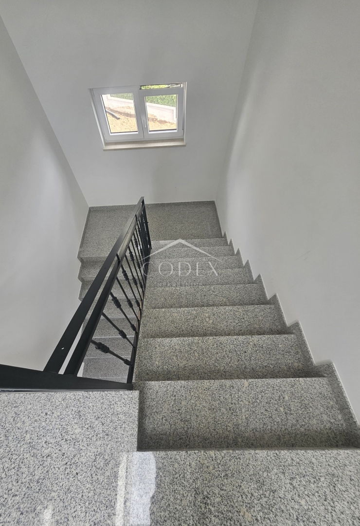 Kastav, Rubeši – prodaja luksuzne novogradnje z garažo in vrtom