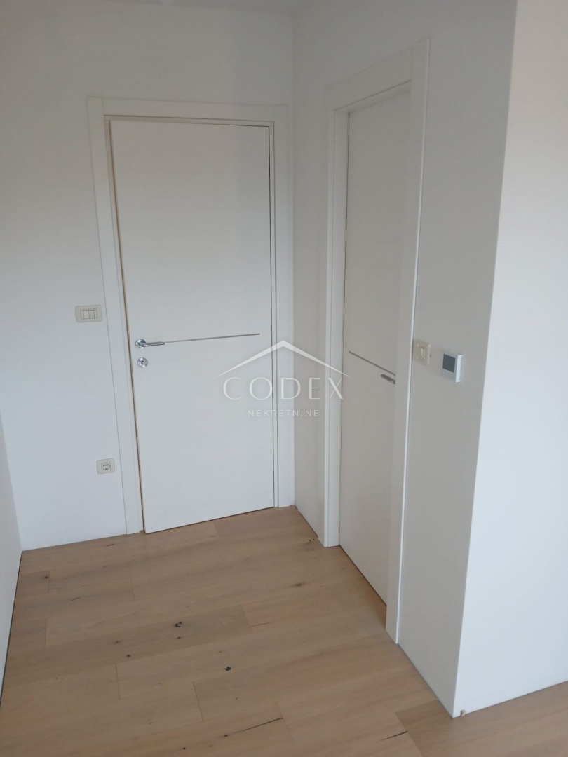 Kastav, Rubeši – prodaja luksuzne novogradnje z garažo in vrtom