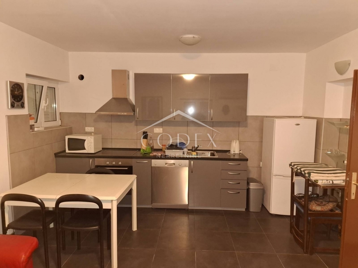 Crikvenica - etaža hiše s 3 apartmaji