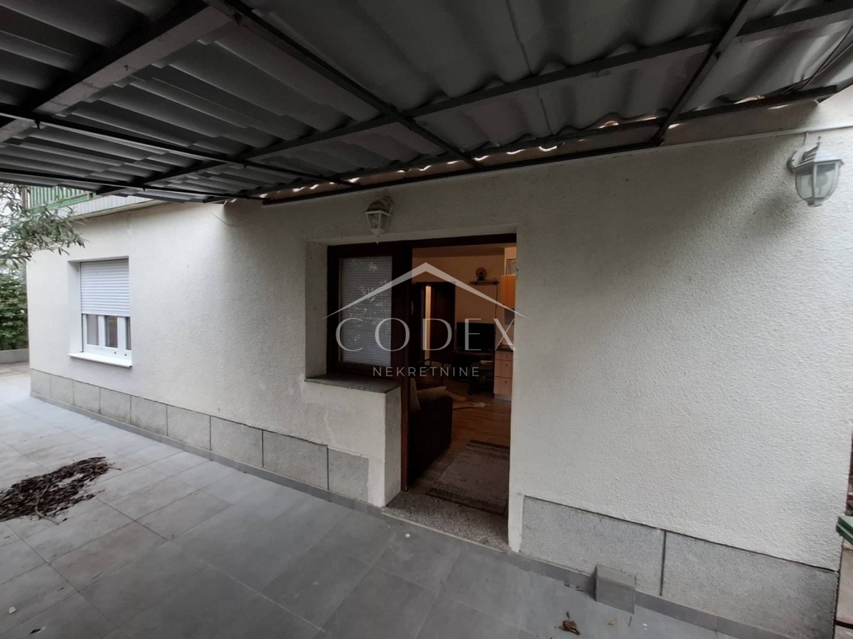 Crikvenica - etaža hiše s 3 apartmaji