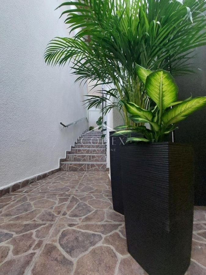 Kastav - hiša z 2 kategoriziranima stanovanjema in poslovnimi prostori