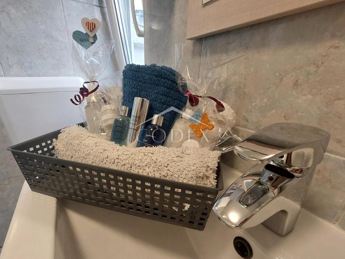 Kastav - hiša z 2 kategoriziranima stanovanjema in poslovnimi prostori