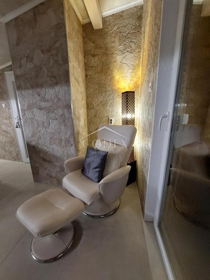 Kastav - hiša z 2 kategoriziranima stanovanjema in poslovnimi prostori