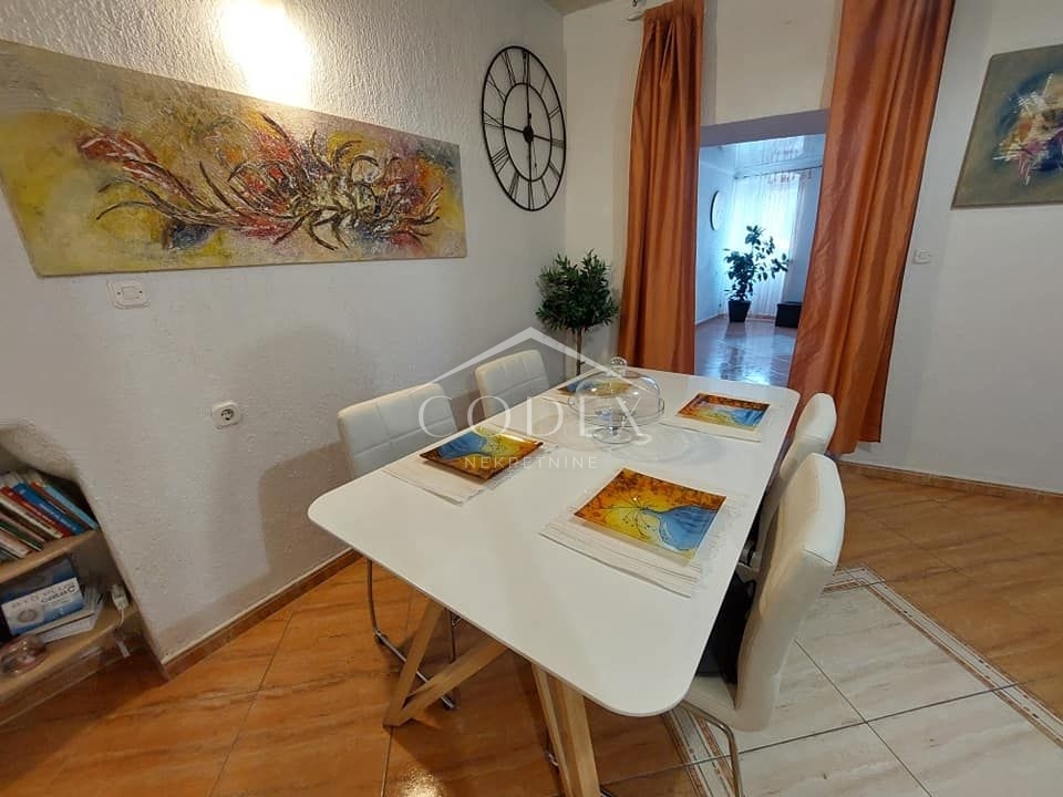 Kastav - hiša z 2 kategoriziranima stanovanjema in poslovnimi prostori