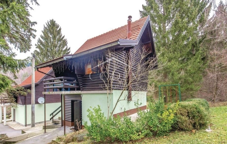 Vrbovsko - prodaja lesene hiše s prostorom za zabavo