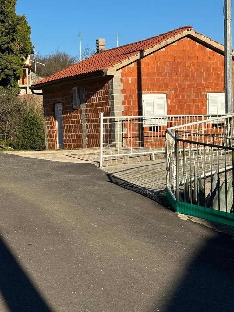 Brseč, Zagore - prodaja 2 dvoetažnih stanovanj s pogledom na morje
