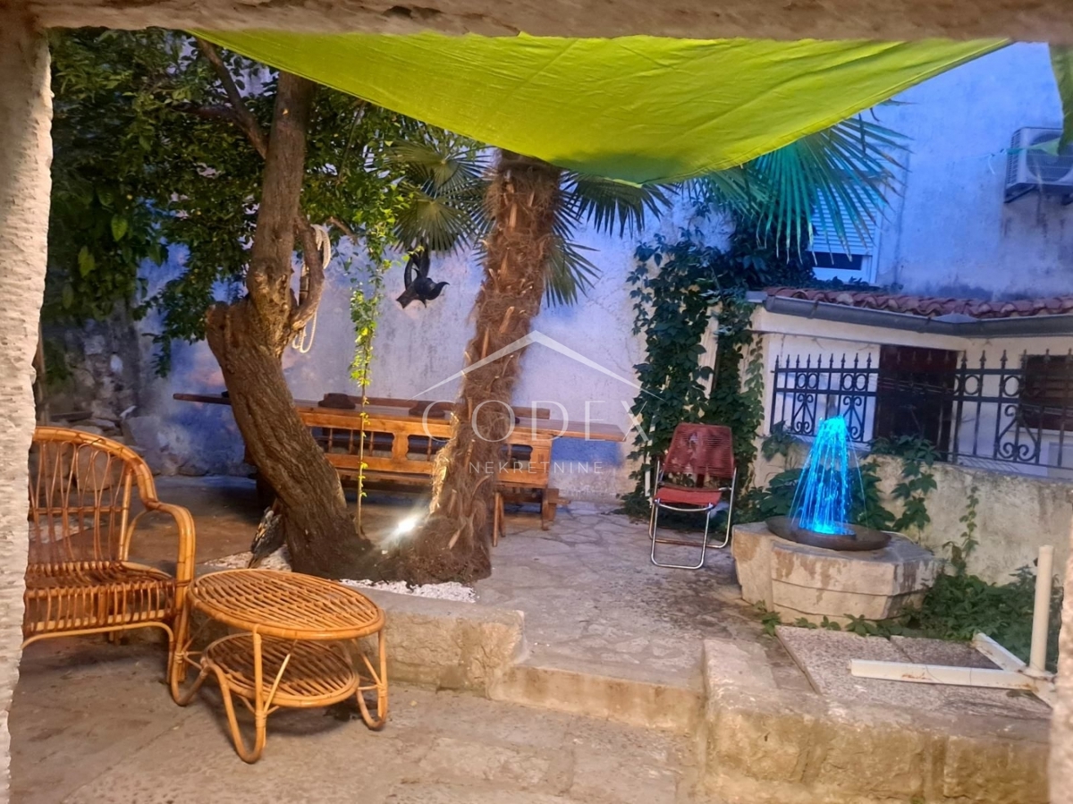 Krk - prodamo kamnito hišo, 25 m od morja