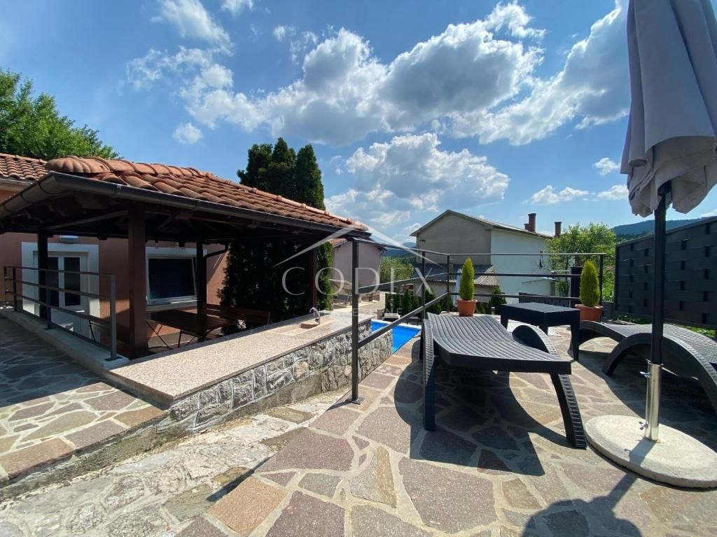 Pasjak - lepa hiša s bazenom