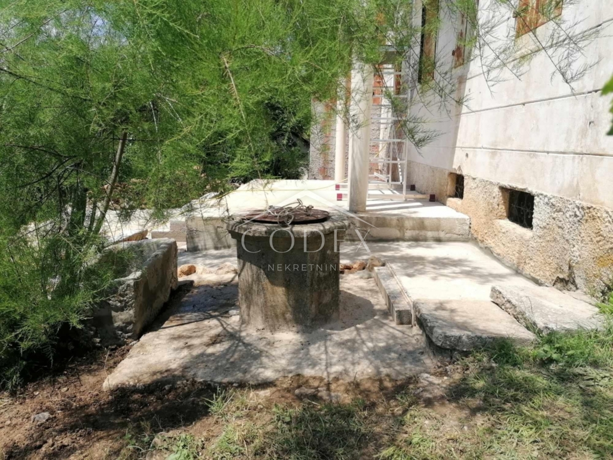 Bribir - Hiša v fazi prenove in pogledom na morje