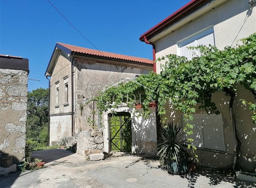 Bribir - Hiša v fazi prenove in pogledom na morje