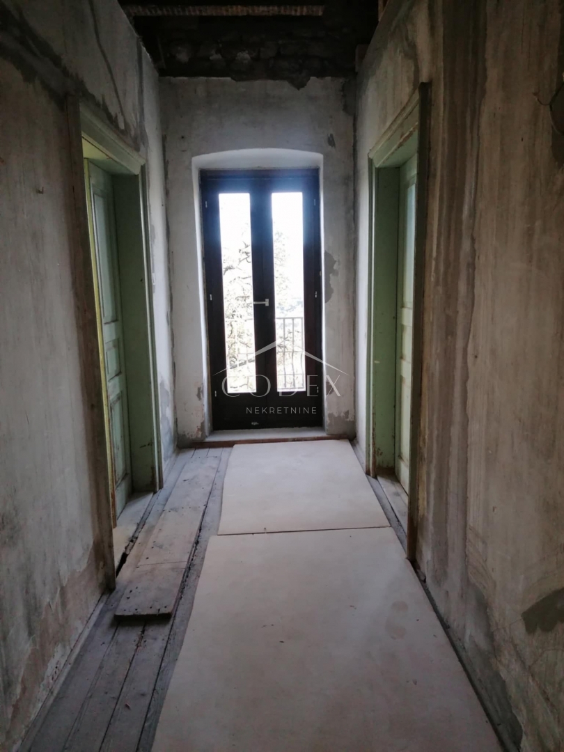 Bribir - Hiša v fazi prenove in pogledom na morje