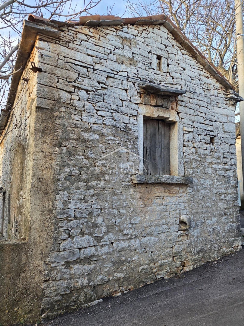 Istra, okolica Tinjana – kamnita hiša z dvoriščem naprodaj