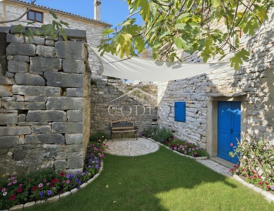 Istra, okolica Tinjana – kamnita hiša z dvoriščem naprodaj