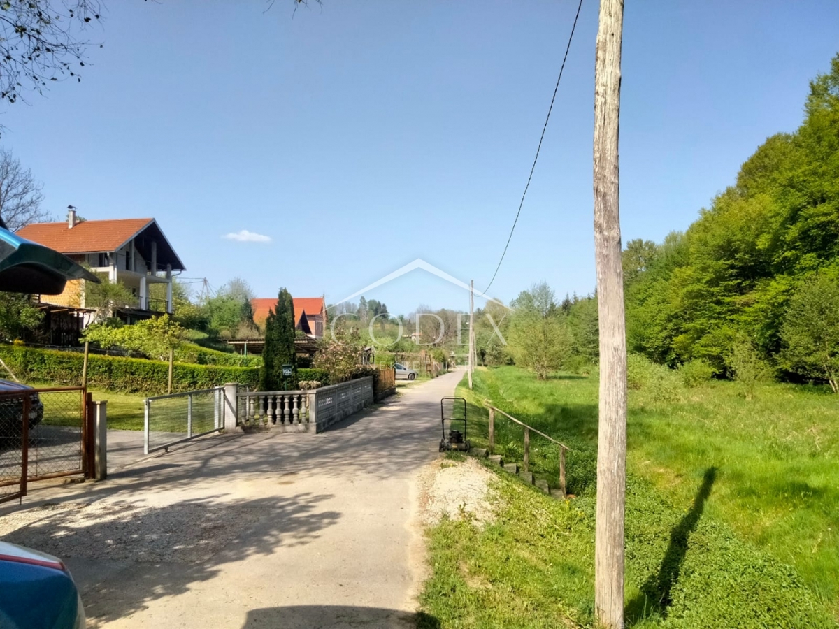 Karlovac, Belaj – prodaja hiše za adaptacijo z veliko parcelo