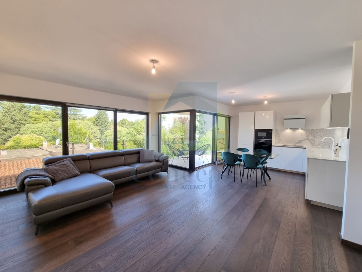 Poreč, širši center, Luksuzno stanovanje v 1. nadstropju, 150 m od morja