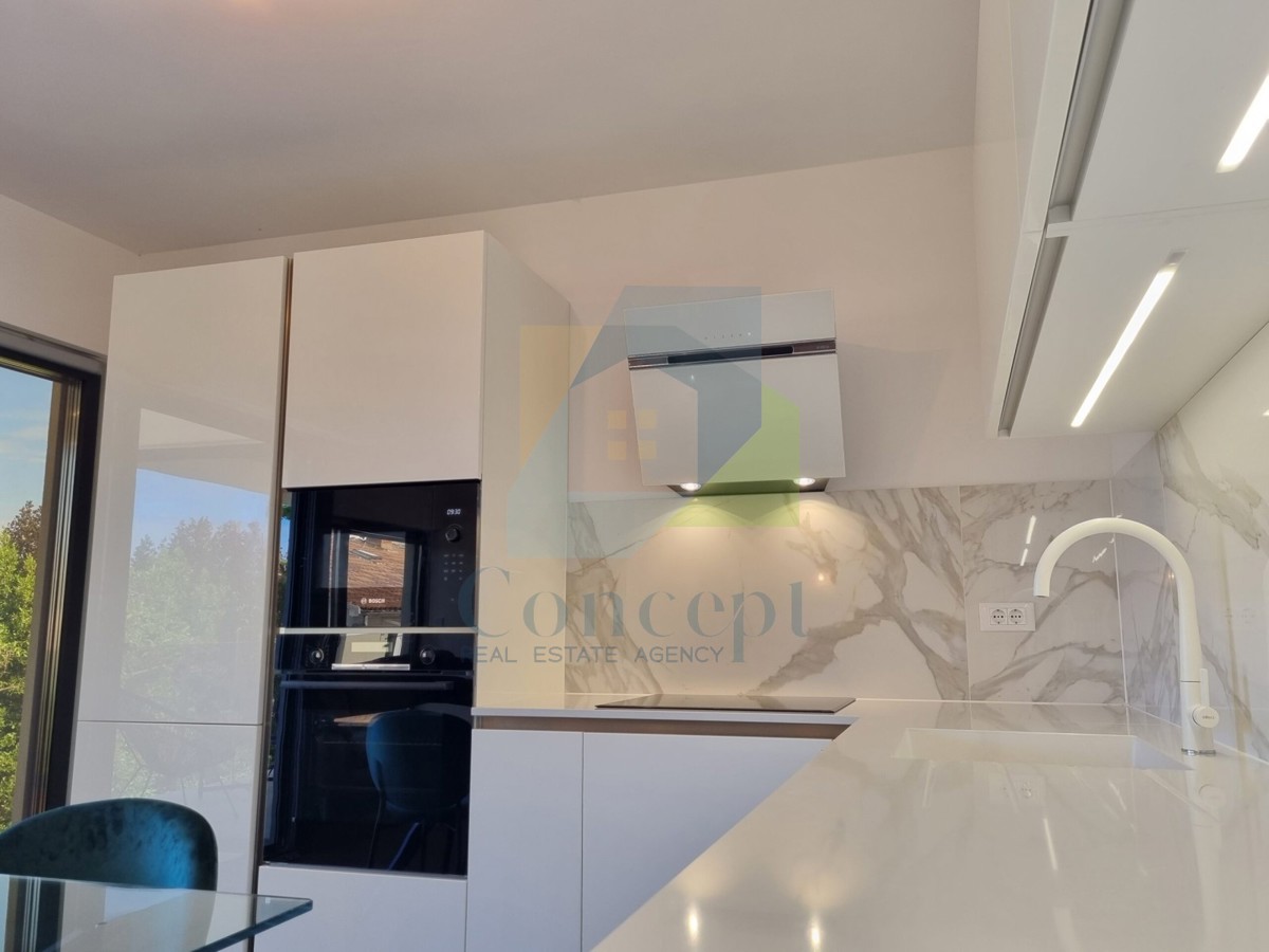 Poreč, širši center, Luksuzno stanovanje v 1. nadstropju, 150 m od morja