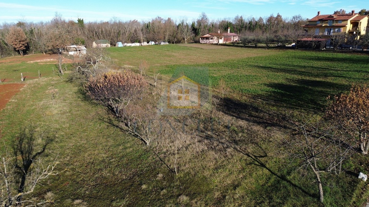 Poreč, okolica, Građevinsko zemljište na lepi lokaciji, 15 km od morja