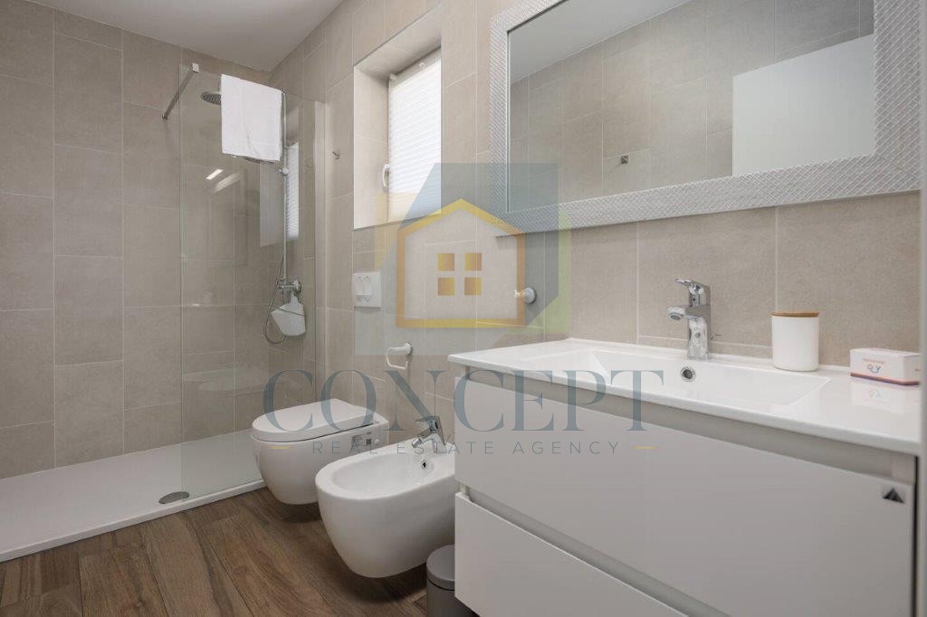 Poreč, Sveti Lovreč - EKSKLUZIVA AGENCIJE - Hiša s bazenom in pogledom na morje, 12 km od morja