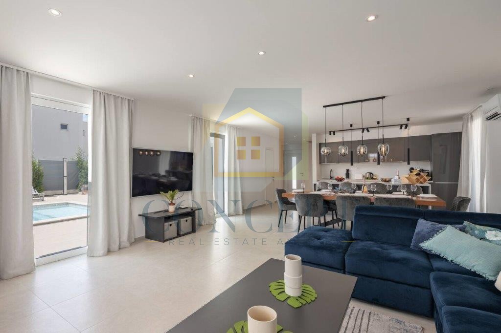 Poreč, Sveti Lovreč - EKSKLUZIVA AGENCIJE - Hiša s bazenom in pogledom na morje, 12 km od morja