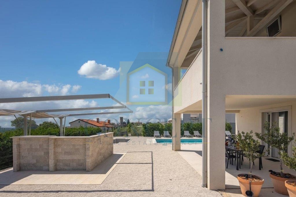 Poreč, Sveti Lovreč - EKSKLUZIVA AGENCIJE - Hiša s bazenom in pogledom na morje, 12 km od morja