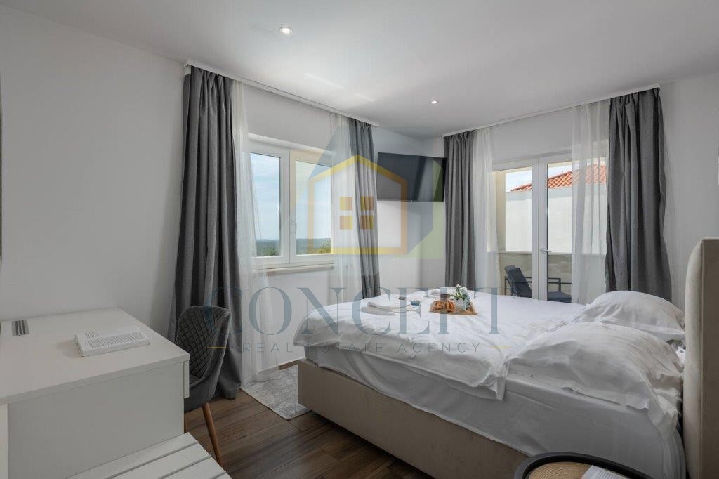 Poreč, Sveti Lovreč - EKSKLUZIVA AGENCIJE - Hiša s bazenom in pogledom na morje, 12 km od morja