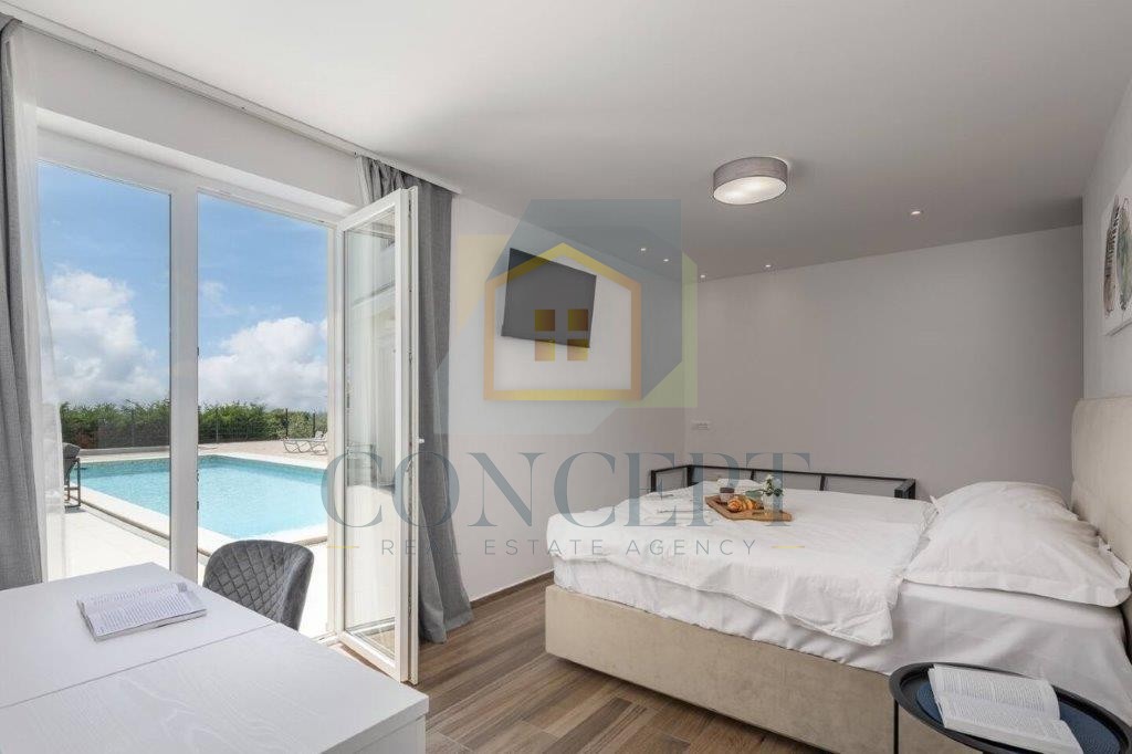 Poreč, Sveti Lovreč - EKSKLUZIVA AGENCIJE - Hiša s bazenom in pogledom na morje, 12 km od morja