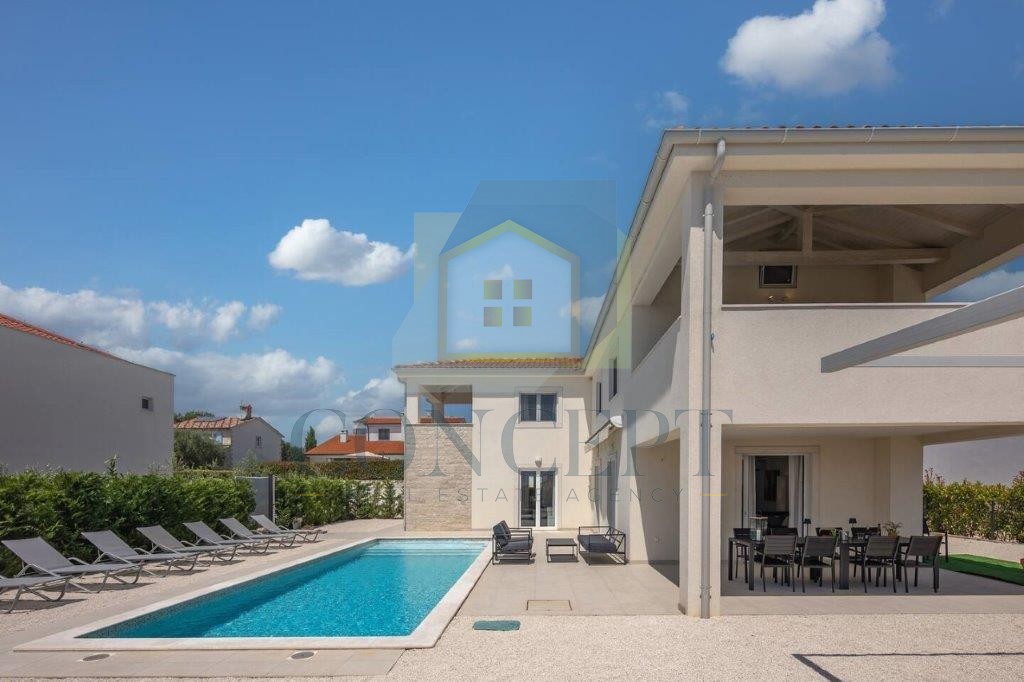 Poreč, Sveti Lovreč - EKSKLUZIVA AGENCIJE - Hiša s bazenom in pogledom na morje, 12 km od morja