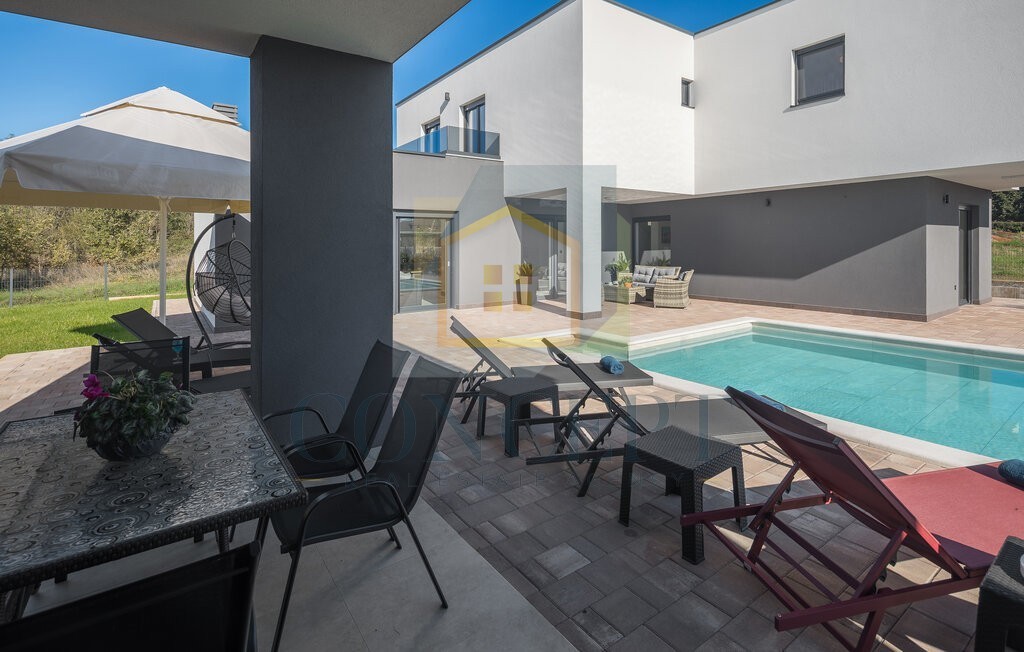 Poreč, okolica, moderna luksuzna vila s bazenom, 12 km od morja