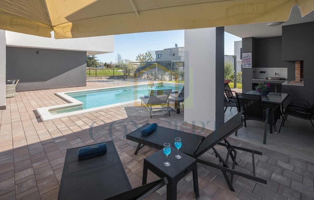 Poreč, okolica, moderna luksuzna vila s bazenom, 12 km od morja