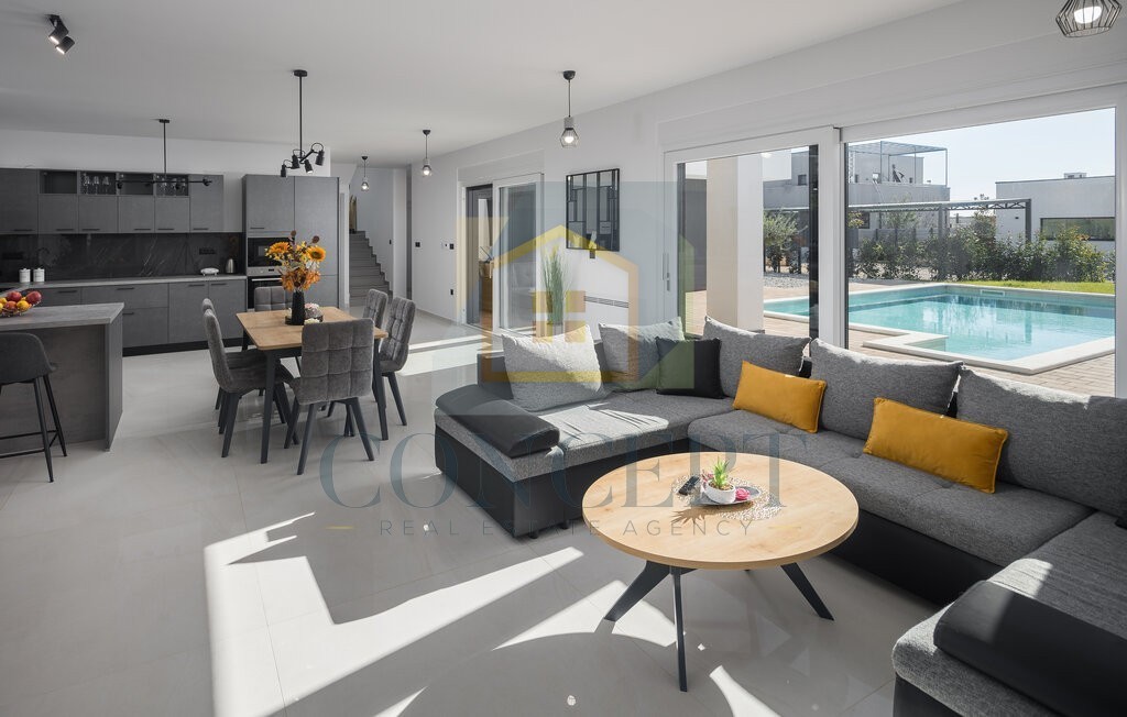 Poreč, okolica, moderna luksuzna vila s bazenom, 12 km od morja