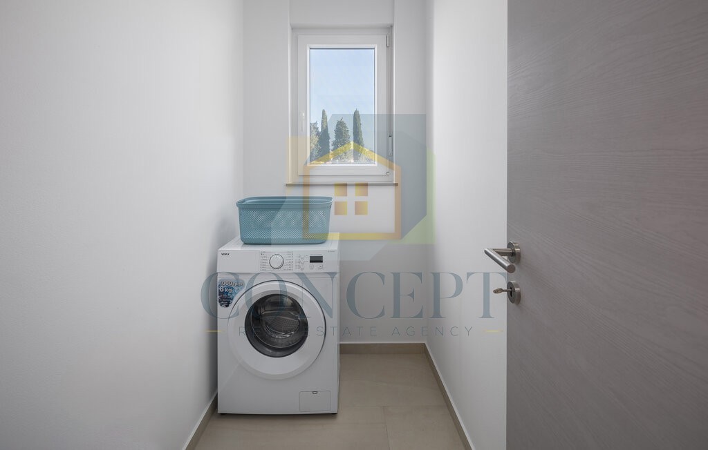 Poreč, okolica, moderna luksuzna vila s bazenom, 12 km od morja