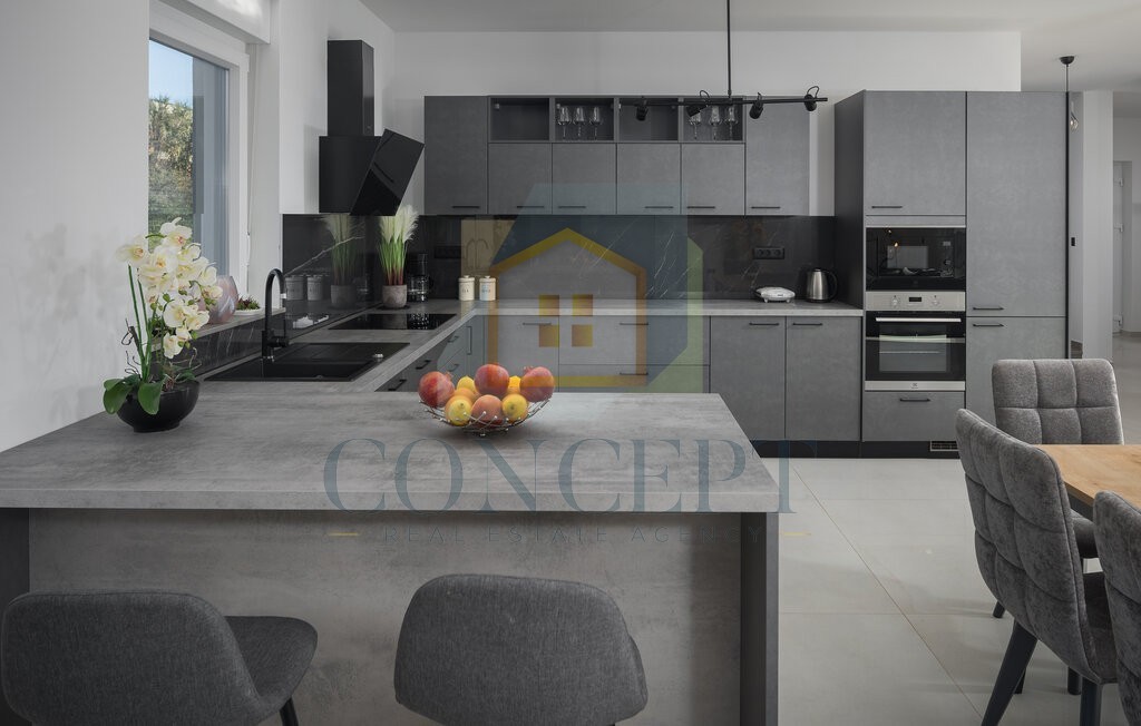 Poreč, okolica, moderna luksuzna vila s bazenom, 12 km od morja