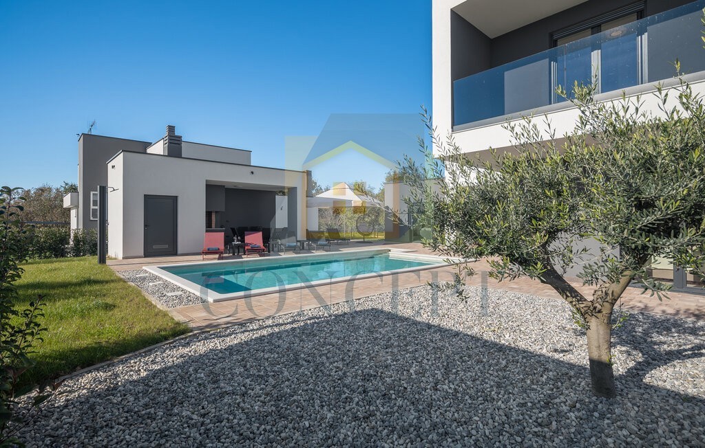 Poreč, okolica, moderna luksuzna vila s bazenom, 12 km od morja