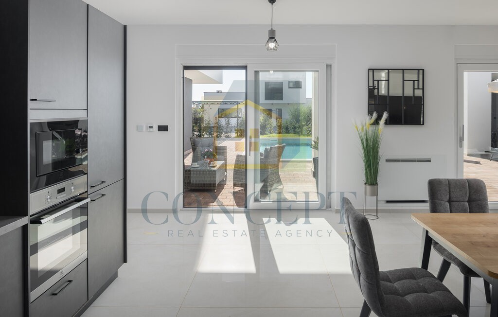 Poreč, okolica, moderna luksuzna vila s bazenom, 12 km od morja