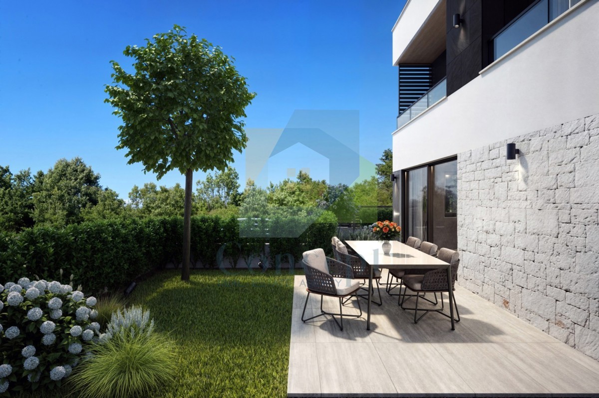 Poreč, Hiša v vrsti na atraktivni lokaciji 2 km od morja