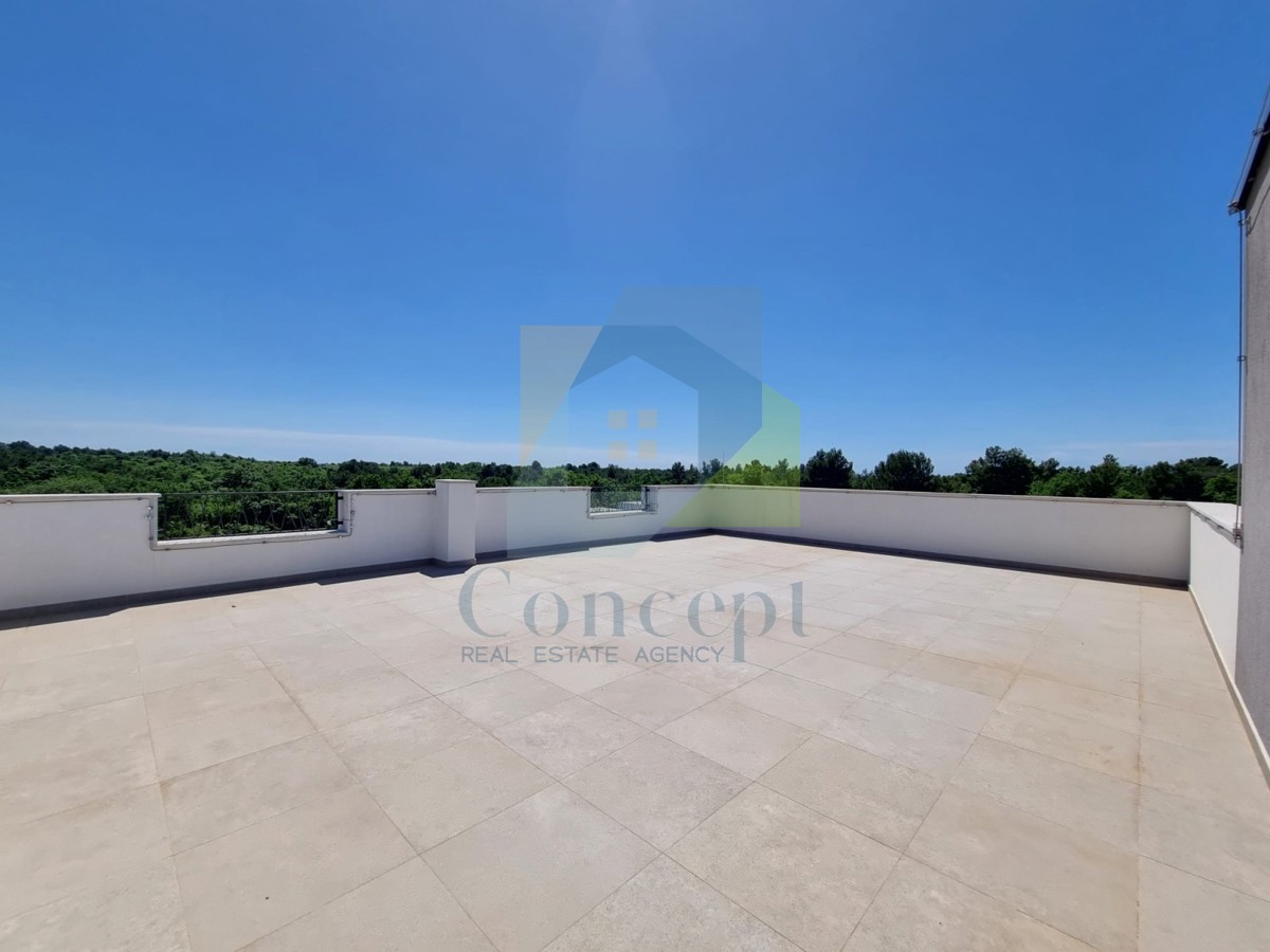 Poreč, okolica, Stan na 1. nadstropju s 3 spalnice in strešno teraso, 1 km od morja