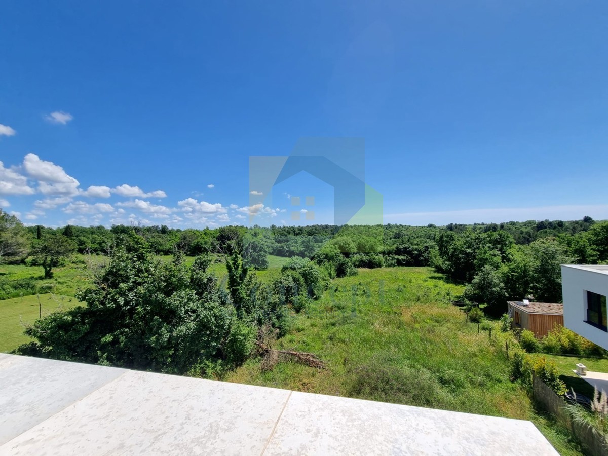 Poreč, okolica, Stan na 1. nadstropju s 3 spalnice in strešno teraso, 1 km od morja