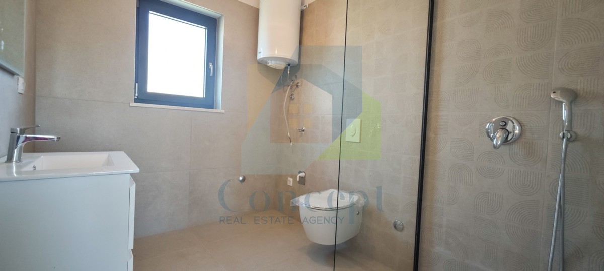 Poreč, okolica, Stan na 1. nadstropju s 3 spalnice in strešno teraso, 1 km od morja