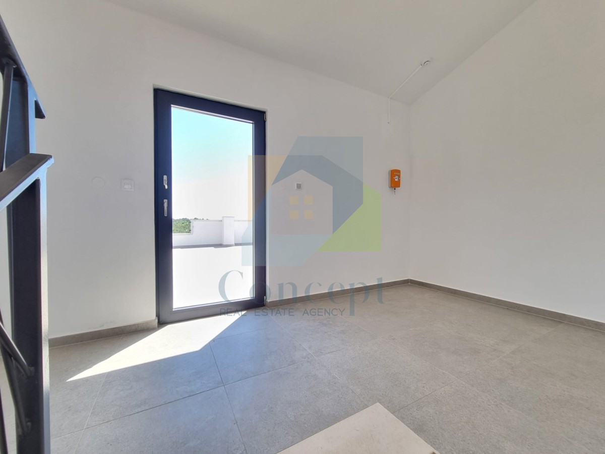 Poreč, okolica, Stan na 1. nadstropju s 3 spalnice in strešno teraso, 1 km od morja